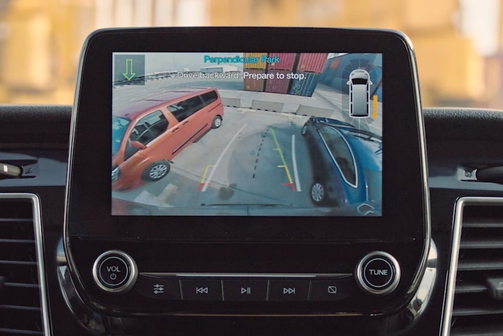 Detailopname van het LCD-scherm van de parkeerassistent in een Ford Transit bestelbus.